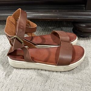 These shoes have barely been word. Didn’t like how they looked on my feet.